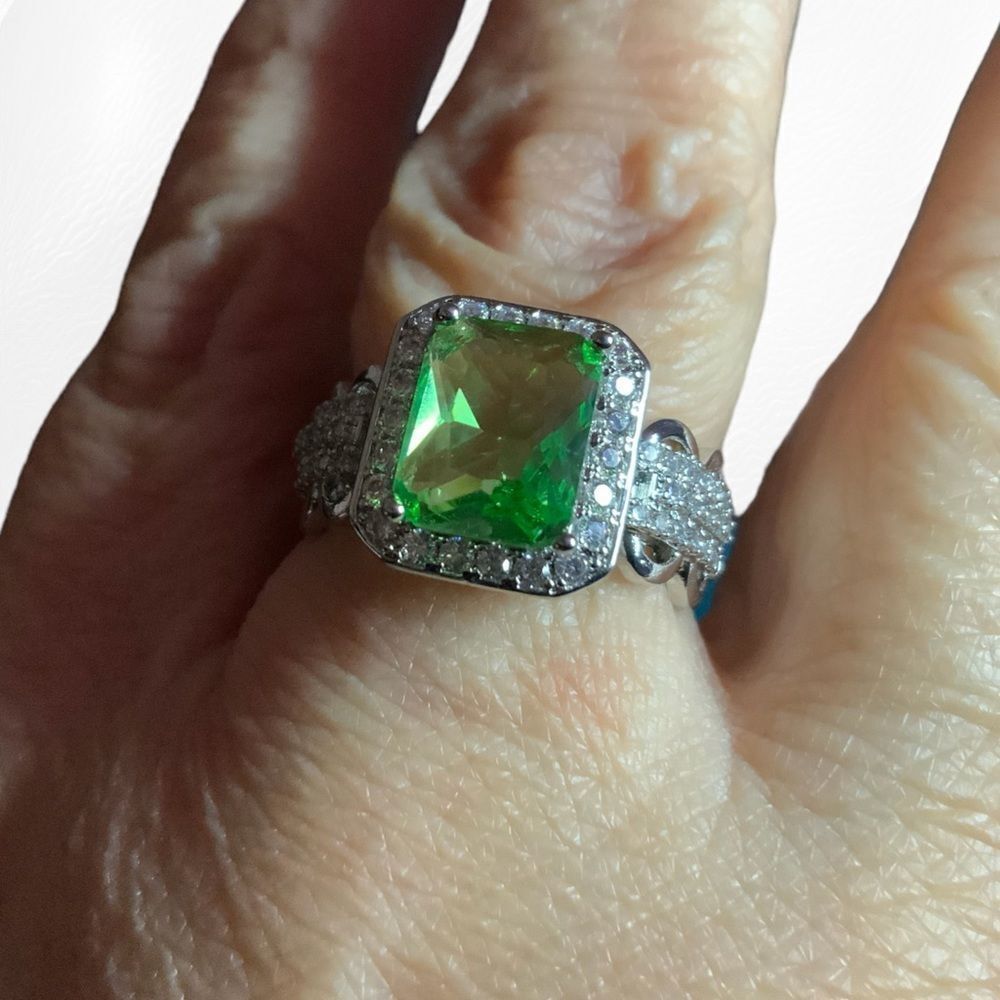Stunning Green Emerald Cut Fashion Ring with Halo  Size 7, 8, 10 - Picture 7 of 8